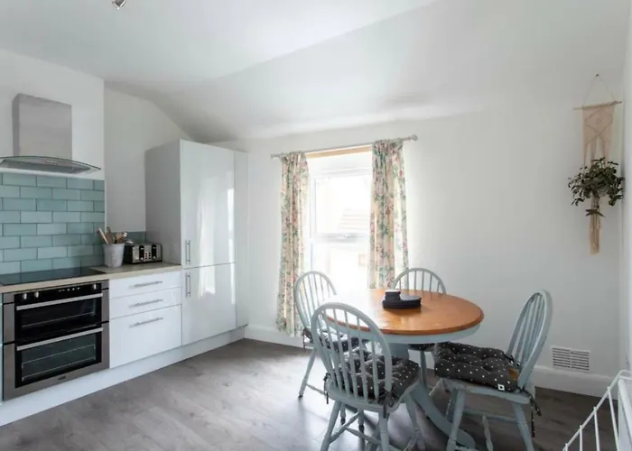 Beautiful Two Bed Mumbles Flat - With Parking Space