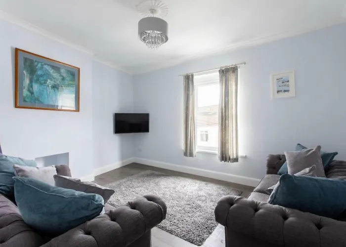 Beautiful Two Bed Mumbles Flat - With Parking Space