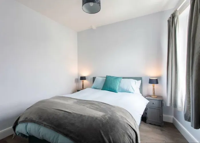 Beautiful Two Bed Mumbles Flat - With Parking Space