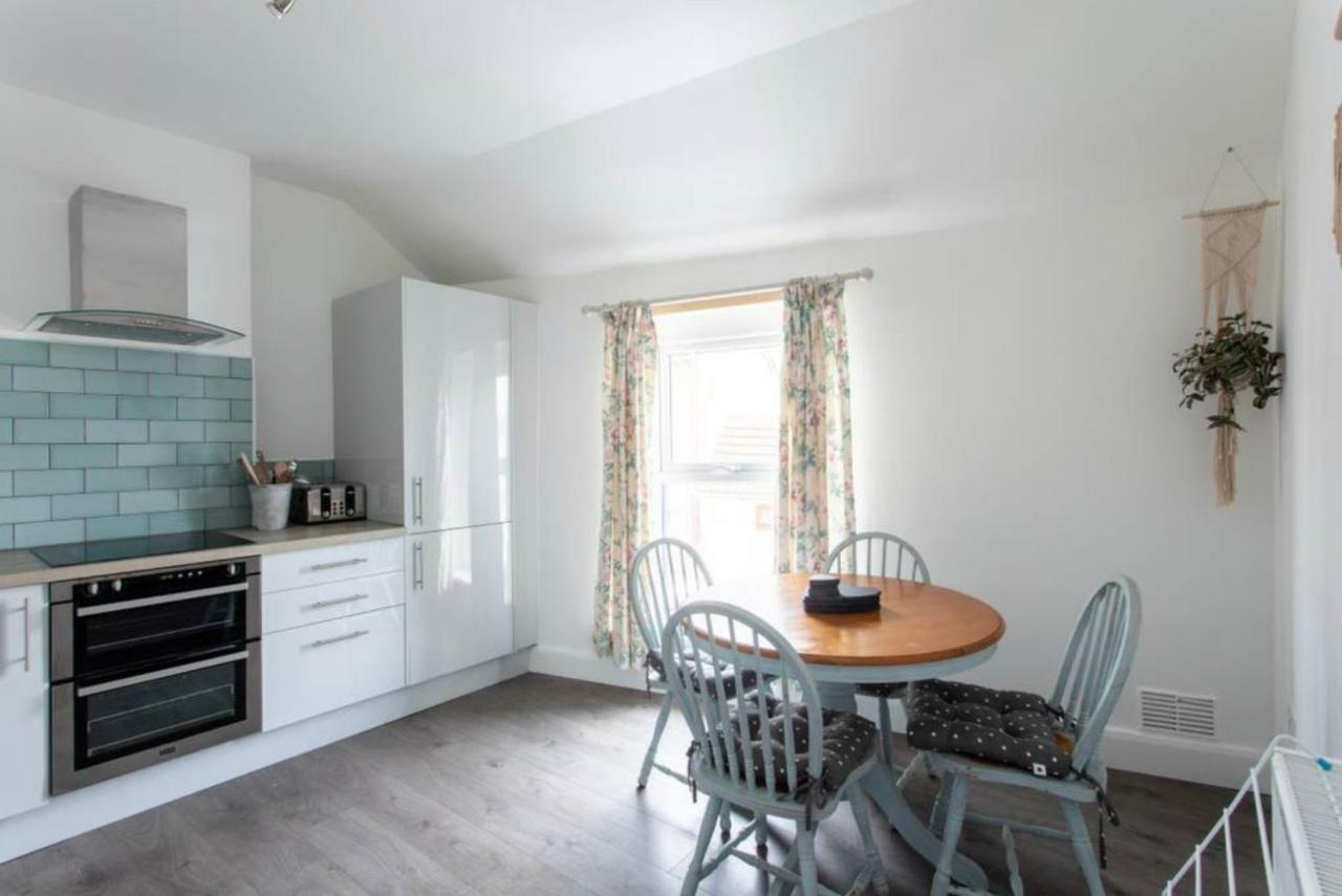 Beautiful Two Bed Flat - With Parking Space