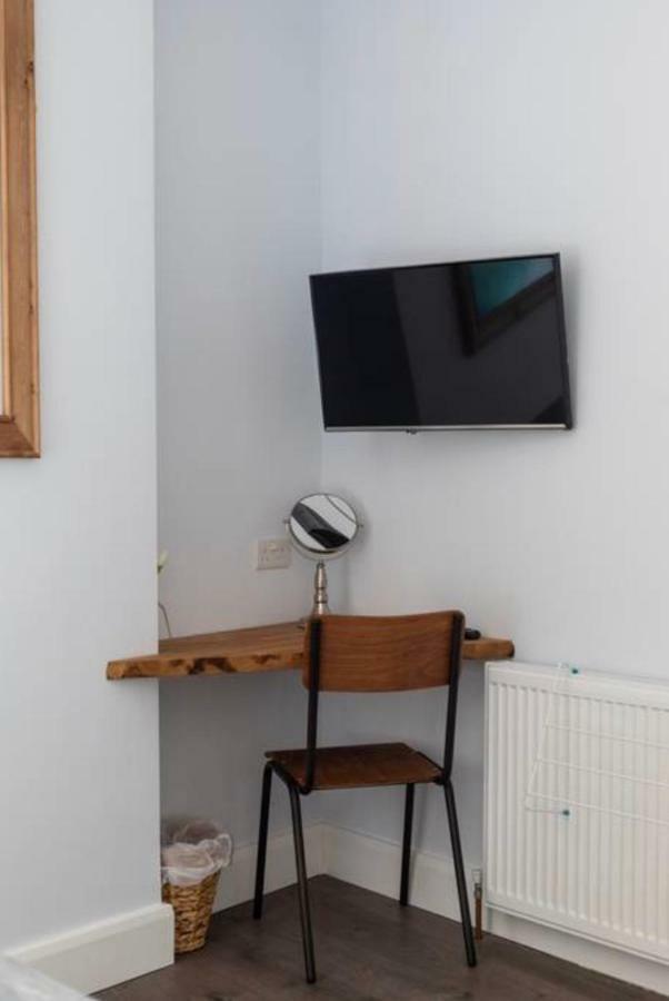 Beautiful Two Bed Flat - With Parking Space