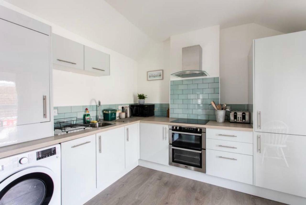 Beautiful Two Bed Flat - With Parking Space * The Mumbles