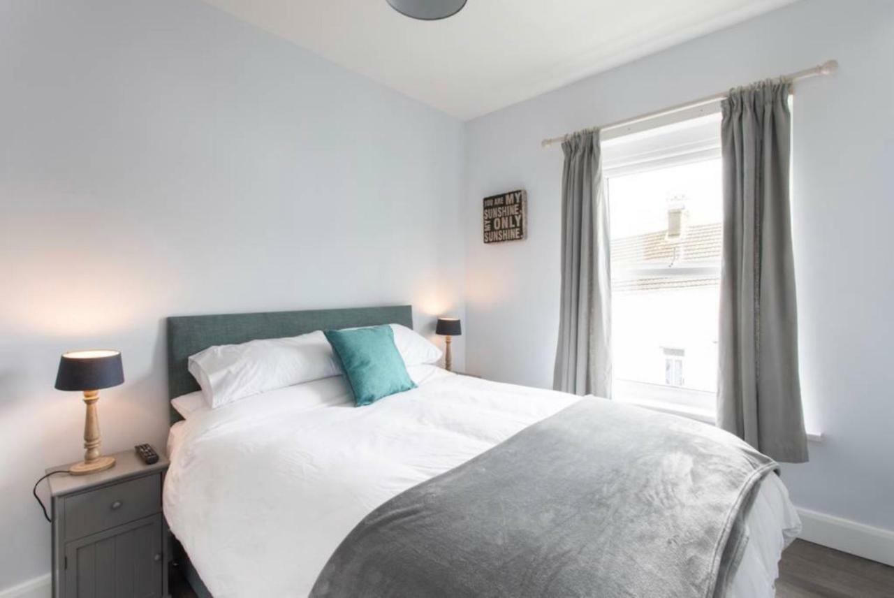 Beautiful Two Bed Flat - With Parking Space * The Mumbles