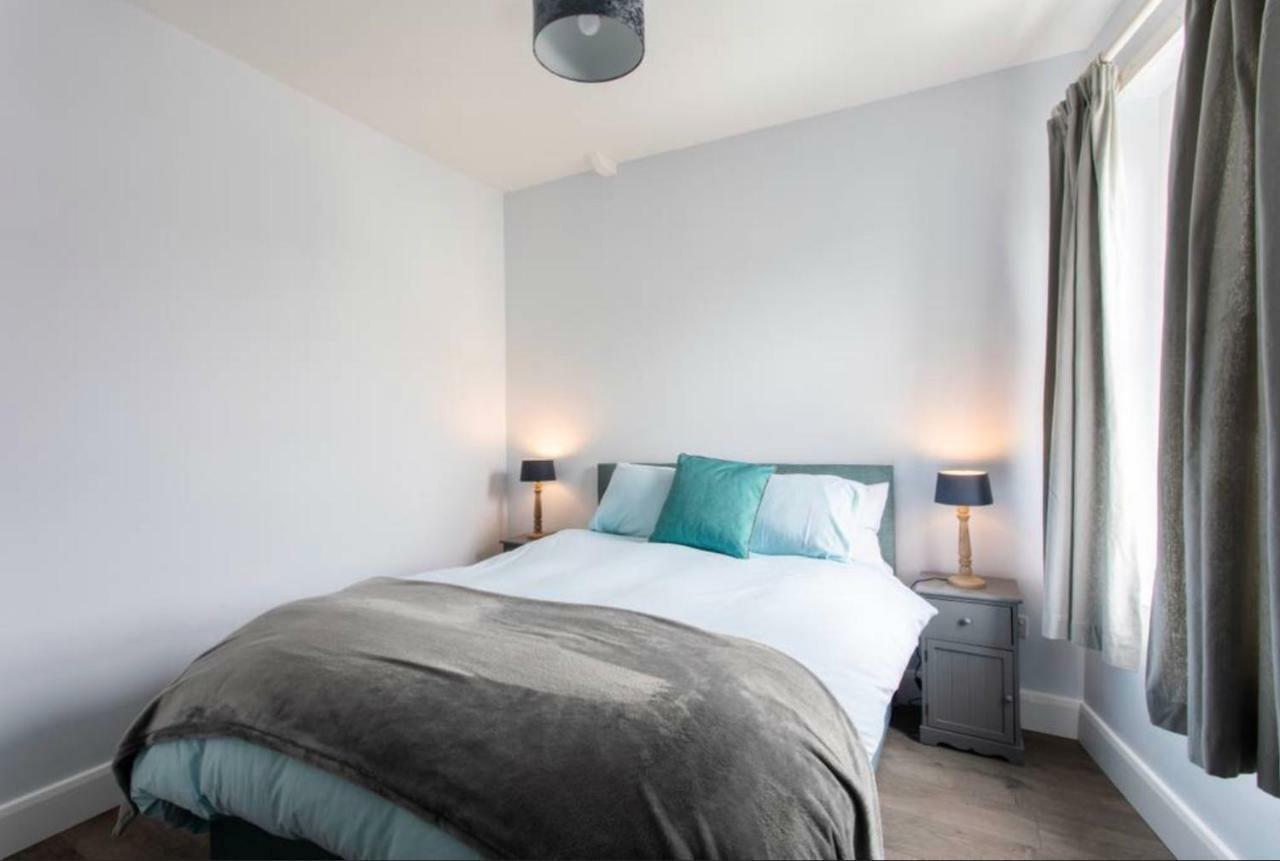 Beautiful Two Bed Flat - With Parking Space *