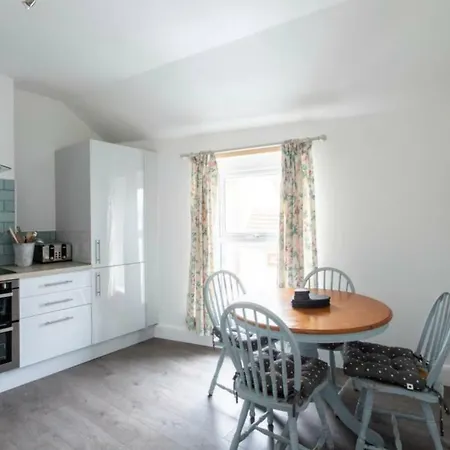 Beautiful Two Bed Mumbles Flat - With Parking Space Exterior photo