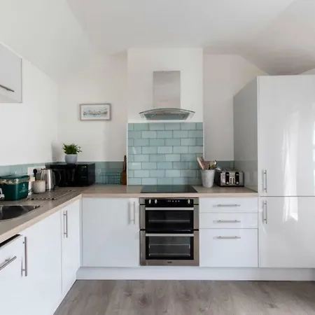 Beautiful Two Bed Mumbles Flat - With Parking Space Exterior photo