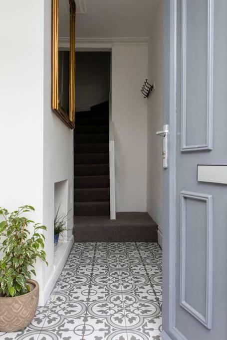 Beautiful Two Bed Flat Hébergement de vacances *
